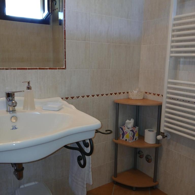 Agriturismo Le Quattro Stagioni - Camera Matrimoniale con Bagno Privato - 1