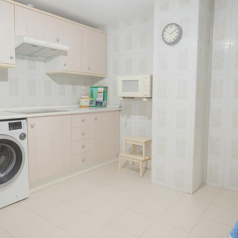 Aparment Neptuno- located on the promenade a few metres from the beach. - Apartamento de 3 dormitorios - 33