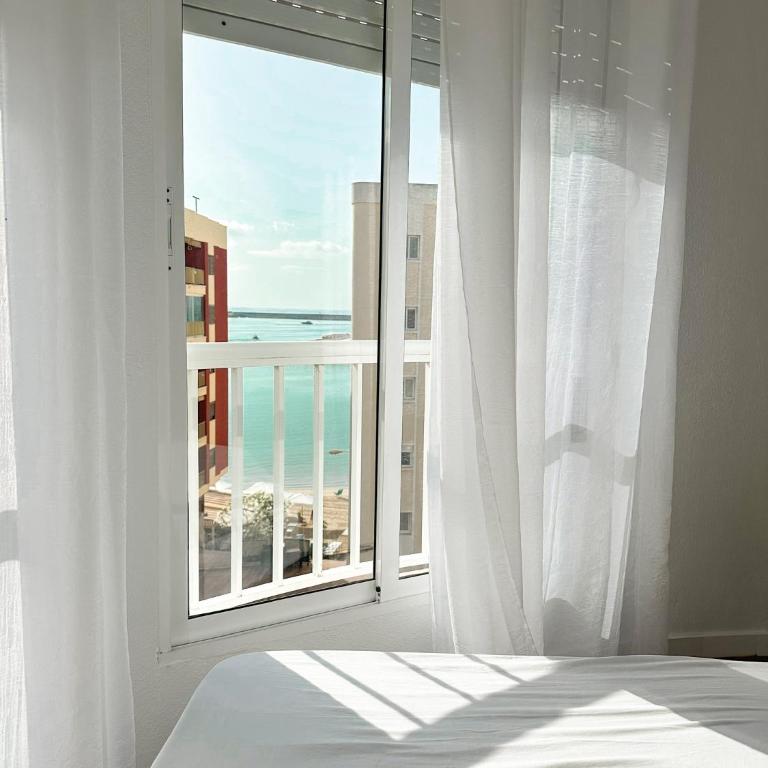 Apartamento 3 dormitorios con vistas al mar en Torrevieja - Three-Bedroom Apartment with Sea View - 14