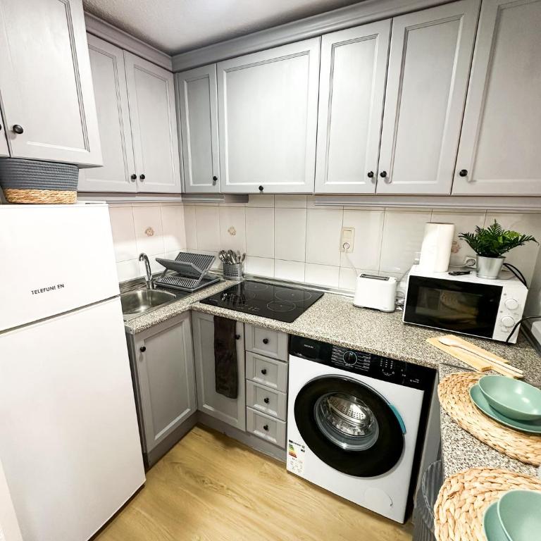 Apartamento 3 dormitorios con vistas al mar en Torrevieja - Three-Bedroom Apartment with Sea View - 8