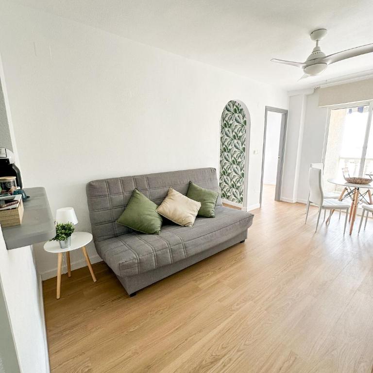 Apartamento 3 dormitorios con vistas al mar en Torrevieja - Three-Bedroom Apartment with Sea View - 2