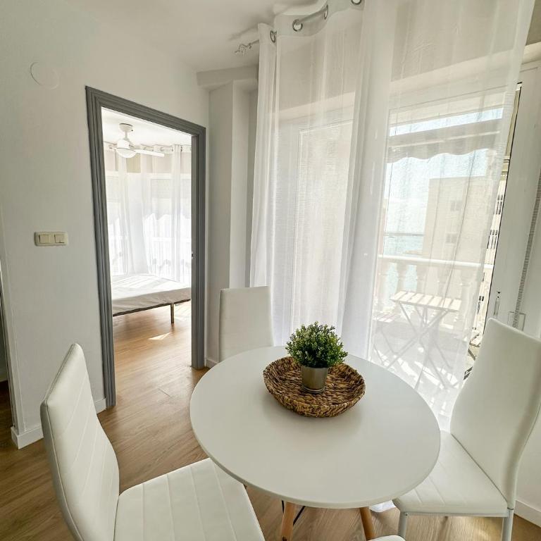 Apartamento 3 dormitorios con vistas al mar en Torrevieja - Three-Bedroom Apartment with Sea View - 11