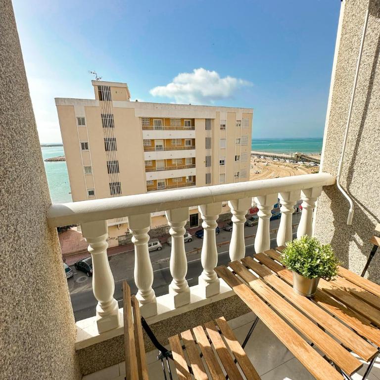 Apartamento 3 dormitorios con vistas al mar en Torrevieja - Three-Bedroom Apartment with Sea View - 6