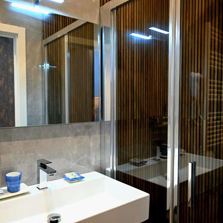 Omnia Luxury Suite - Camera Matrimoniale Deluxe con Balcone - 11