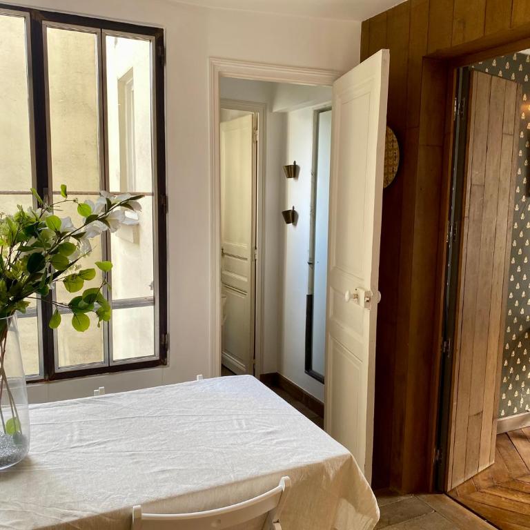 Luxury Marais Apartment with Authentic Parisian Flair - One-Bedroom Apartment - 9