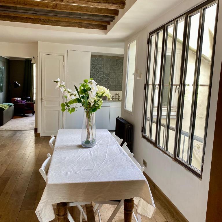 Luxury Marais Apartment with Authentic Parisian Flair - One-Bedroom Apartment - 11