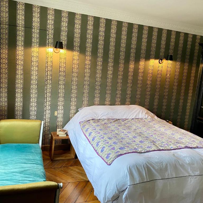 Luxury Marais Apartment with Authentic Parisian Flair - One-Bedroom Apartment - 12