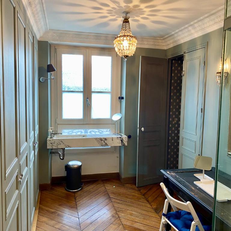 Luxury Marais Apartment with Authentic Parisian Flair - One-Bedroom Apartment - 15