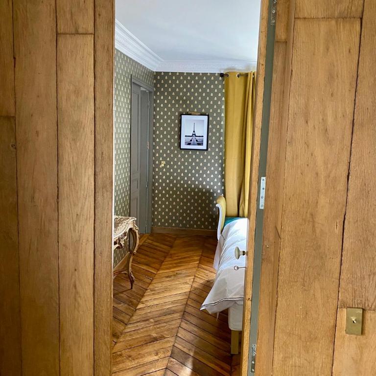 Luxury Marais Apartment with Authentic Parisian Flair - One-Bedroom Apartment - 17