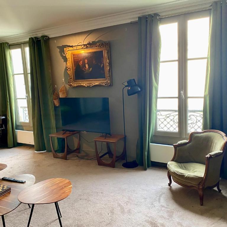 Luxury Marais Apartment with Authentic Parisian Flair - One-Bedroom Apartment - 21