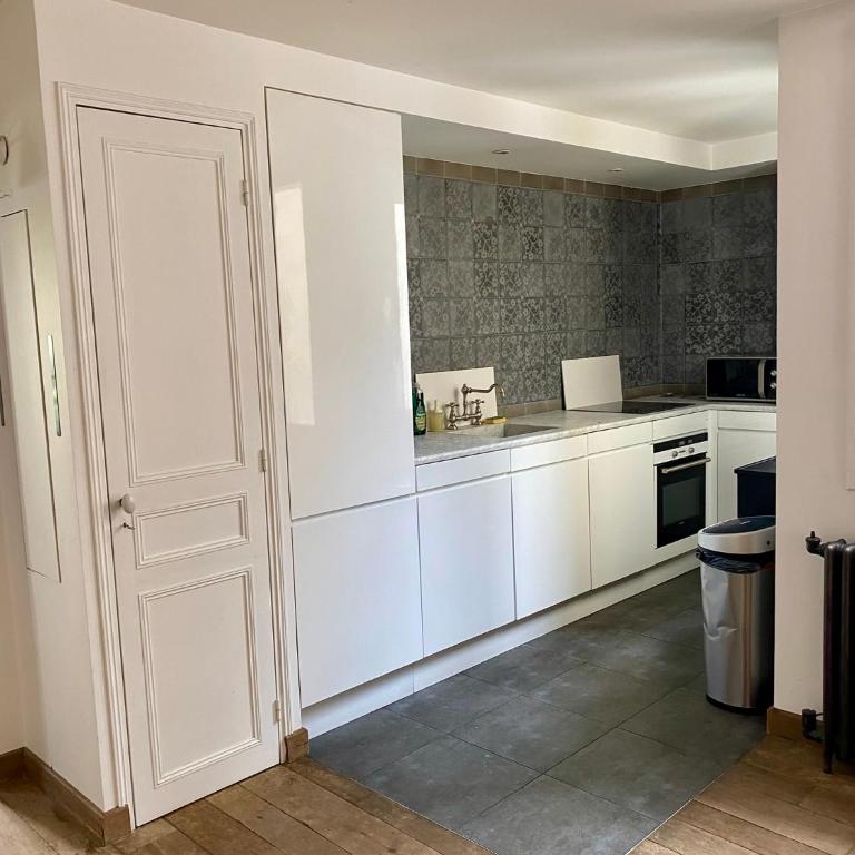 Luxury Marais Apartment with Authentic Parisian Flair - One-Bedroom Apartment - 24