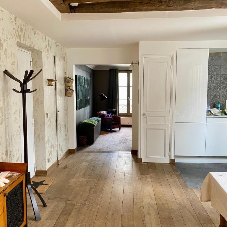 Luxury Marais Apartment with Authentic Parisian Flair - One-Bedroom Apartment - 26