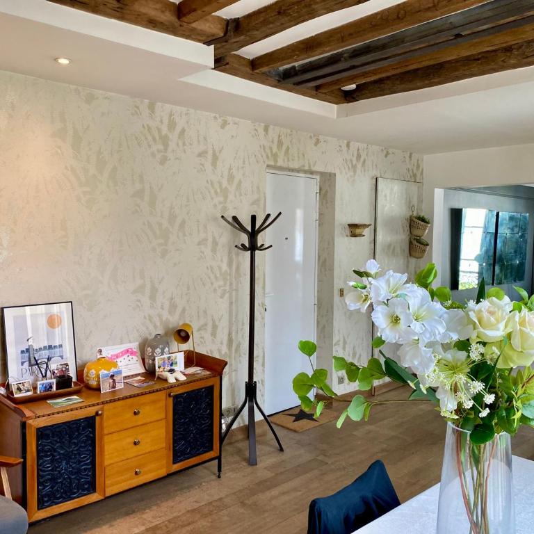 Luxury Marais Apartment with Authentic Parisian Flair - One-Bedroom Apartment - 32