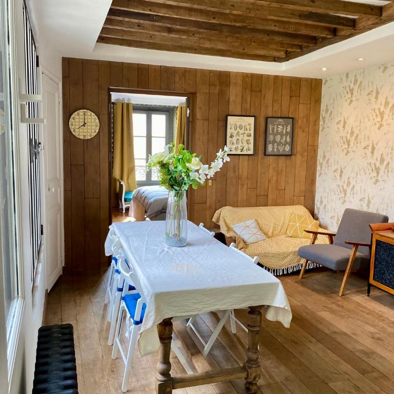 Luxury Marais Apartment with Authentic Parisian Flair - One-Bedroom Apartment - 33