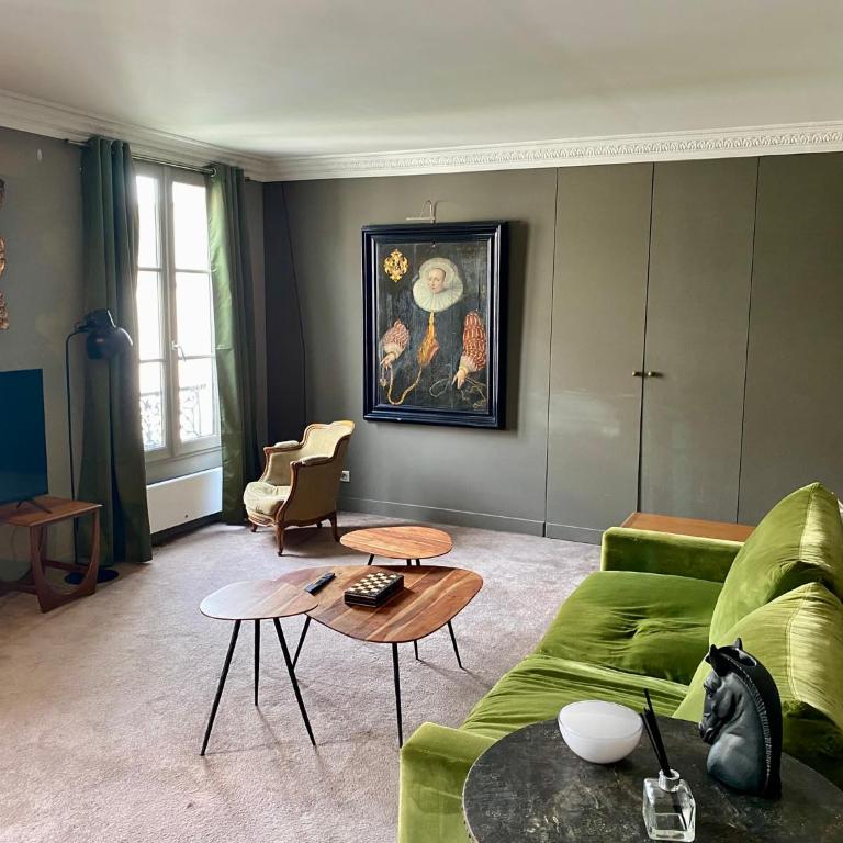 Luxury Marais Apartment with Authentic Parisian Flair - One-Bedroom Apartment - 35