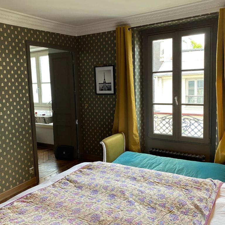 Luxury Marais Apartment with Authentic Parisian Flair - One-Bedroom Apartment - 36