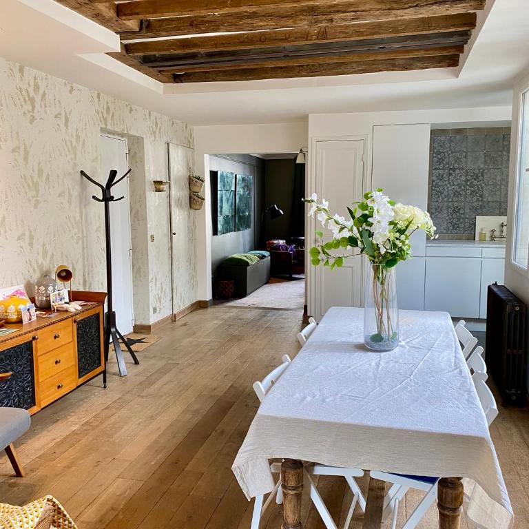 Luxury Marais Apartment with Authentic Parisian Flair - One-Bedroom Apartment - 37