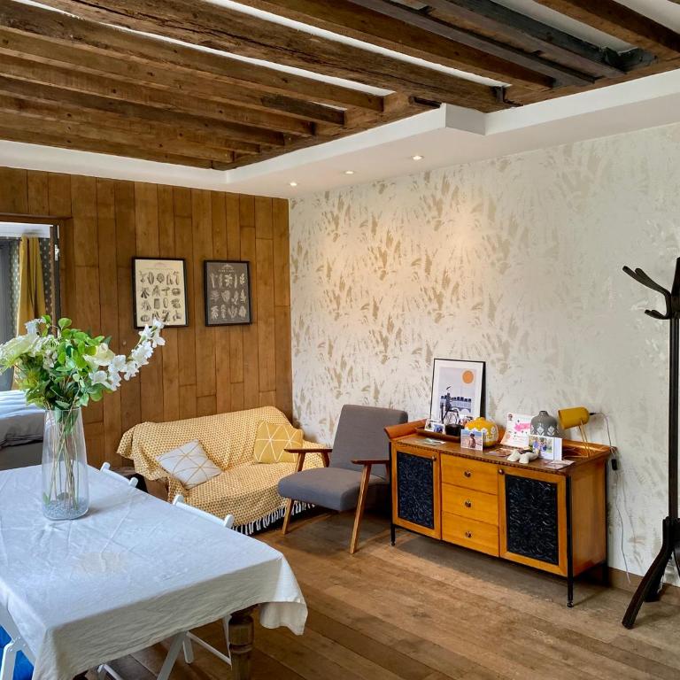 Luxury Marais Apartment with Authentic Parisian Flair - One-Bedroom Apartment - 40