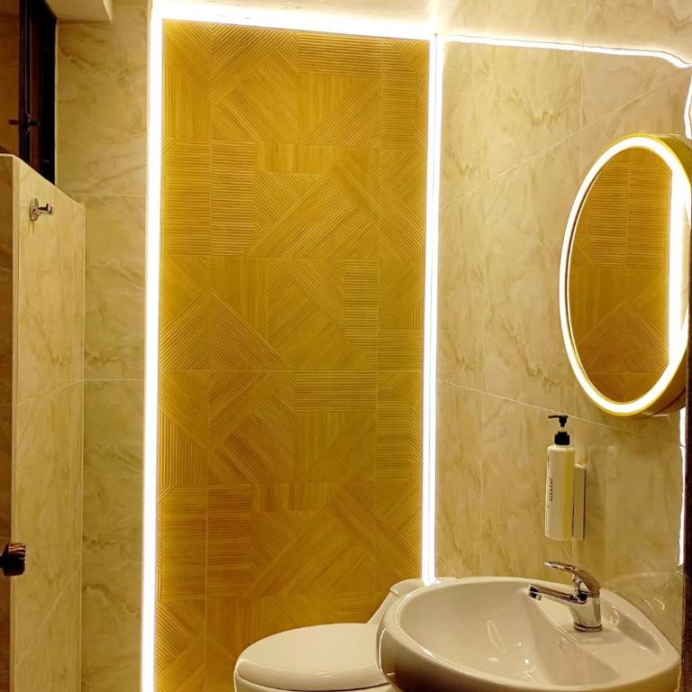 Royal Ruiz - Queen Suite - 3