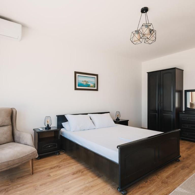 Seafront Villa with Private Pool in Dobra Voda, Montenegro - Villa - 22