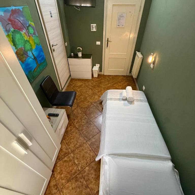 Crown Guest House - Camera Singola con Bagno Privato - 8