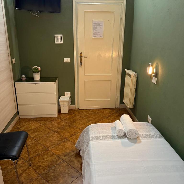 Crown Guest House - Camera Singola con Bagno Privato - 6