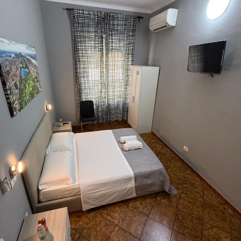 Crown Guest House - Camera Matrimoniale con Bagno Privato - 3