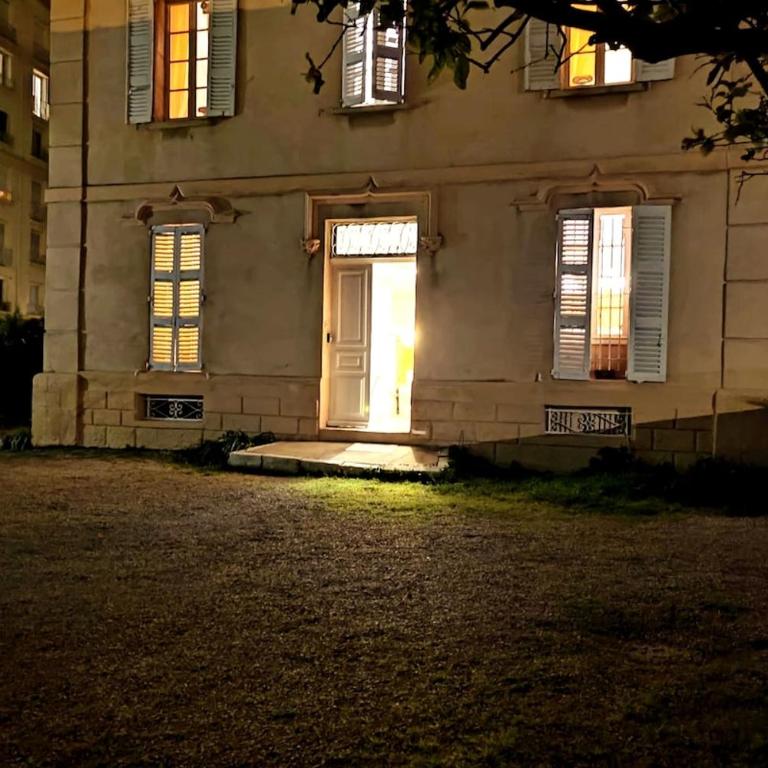 Beach House Cannes - Plages du Midi- 3 Ch - 3 Sdd - 2 wc - Fibre - Pkgs - Maison de Ville 3 Chambres - 63