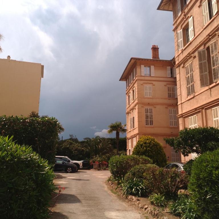 Beach House Cannes - Plages du Midi- 3 Ch - 3 Sdd - 2 wc - Fibre - Pkgs - Maison de Ville 3 Chambres - 6
