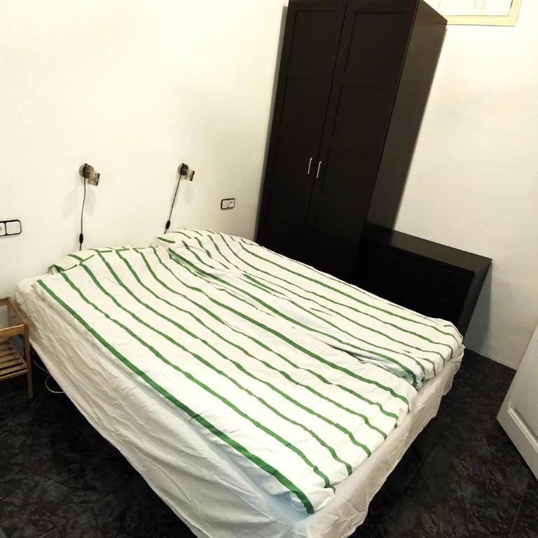 Spacious aptmt close to Pl Universidad and Pl Catalunya, 2,5 bedrooms, balcony, heating, elevator Min 31 nights - Two-Bedroom Deluxe Apartment with Balcony - 30