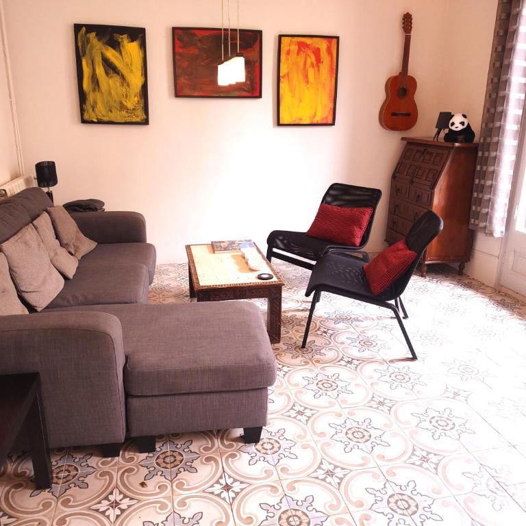 Spacious aptmt close to Pl Universidad and Pl Catalunya, 2,5 bedrooms, balcony, heating, elevator Min 31 nights - Two-Bedroom Deluxe Apartment with Balcony - 7
