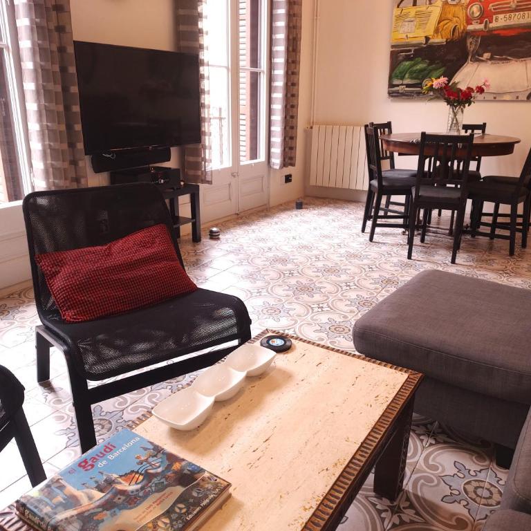Spacious aptmt close to Pl Universidad and Pl Catalunya, 2,5 bedrooms, balcony, heating, elevator Min 31 nights - Two-Bedroom Deluxe Apartment with Balcony - 9