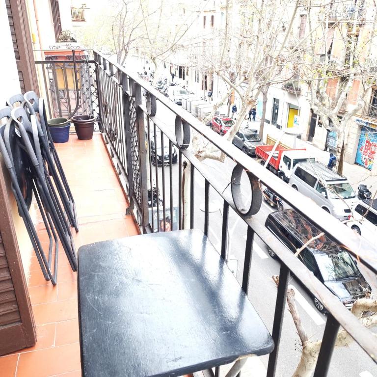 Spacious aptmt close to Pl Universidad and Pl Catalunya, 2,5 bedrooms, balcony, heating, elevator Min 31 nights - Two-Bedroom Deluxe Apartment with Balcony - 16