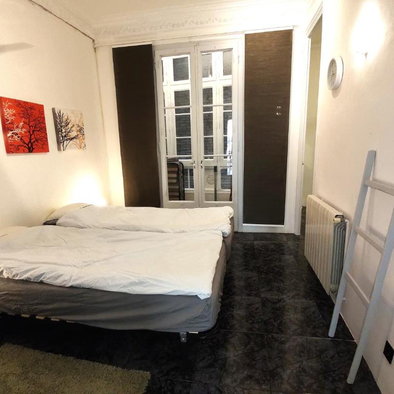 Spacious aptmt close to Pl Universidad and Pl Catalunya, 2,5 bedrooms, balcony, heating, elevator Min 31 nights - Two-Bedroom Deluxe Apartment with Balcony - 24