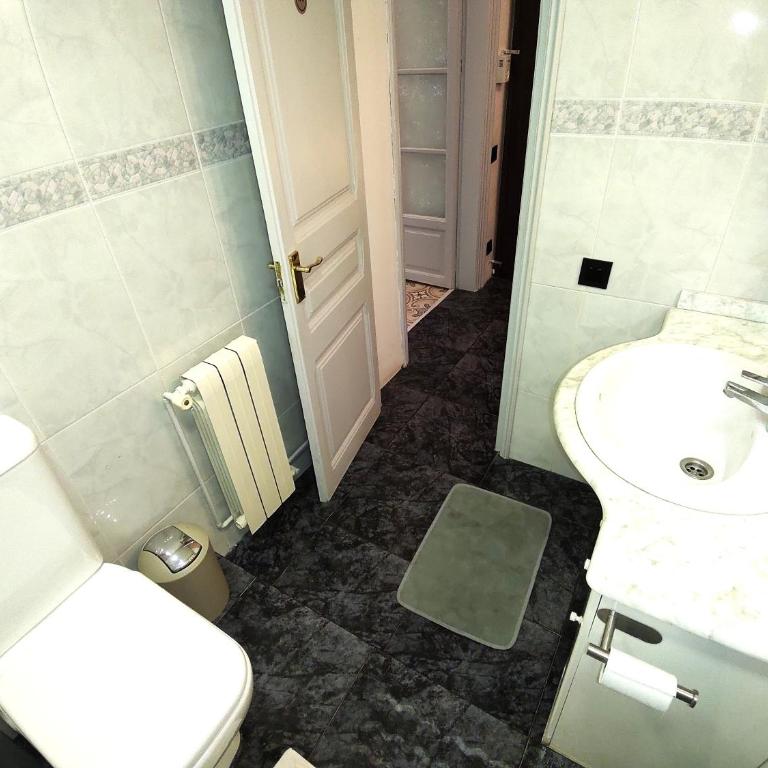 Spacious aptmt close to Pl Universidad and Pl Catalunya, 2,5 bedrooms, balcony, heating, elevator Min 31 nights - Two-Bedroom Deluxe Apartment with Balcony - 21