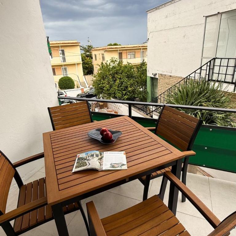 108 - Beachside Renovated 1BR apt 5 min from Beach - One-Bedroom Apartment - 7