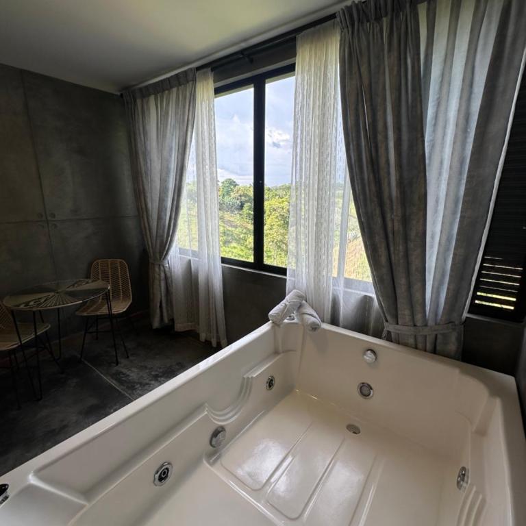 Eco Hotel La Colina Mirador - Deluxe Suite with Bath and Air Conditioning - 7