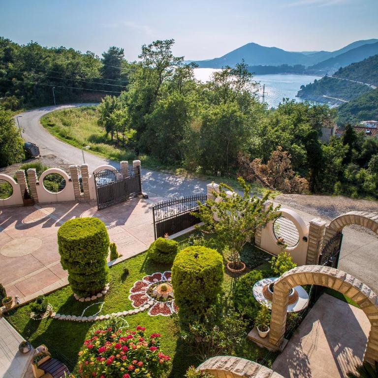 Apartments Radević - One-Bedroom Apartment with Garden View - 2