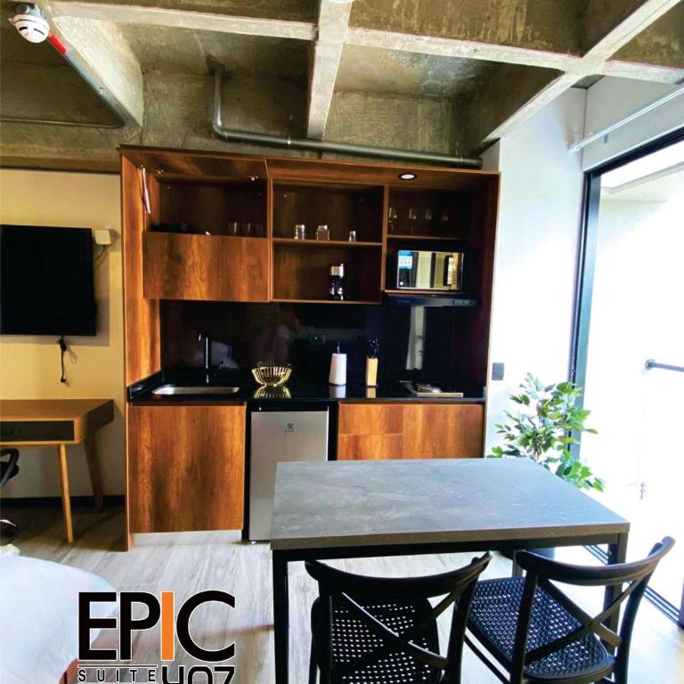 Epic Suite 407 Deluxe Airport - King Suite - 11