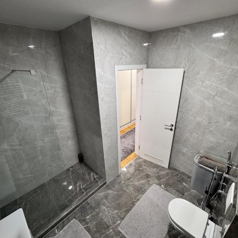 Luxury Apartment Sarajevo-Bristol - Deluks Apartman sa 2 Spavaće Sobe i Balkonom - 6