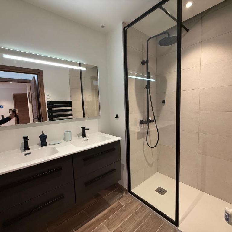 Appartement de luxe 4 adultes 2 enfants 3 chambres Méribel Mottaret location du samedi au samedi - Three-Bedroom Apartment - 9