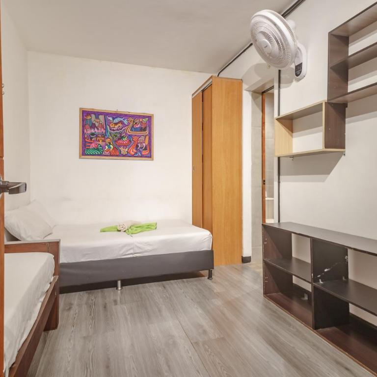 Hostal Machu Picchu Medellín - Triple Room with Private Bathroom - 1