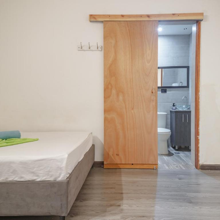 Hostal Machu Picchu Medellín - Family Room with Private Bathroom - 1