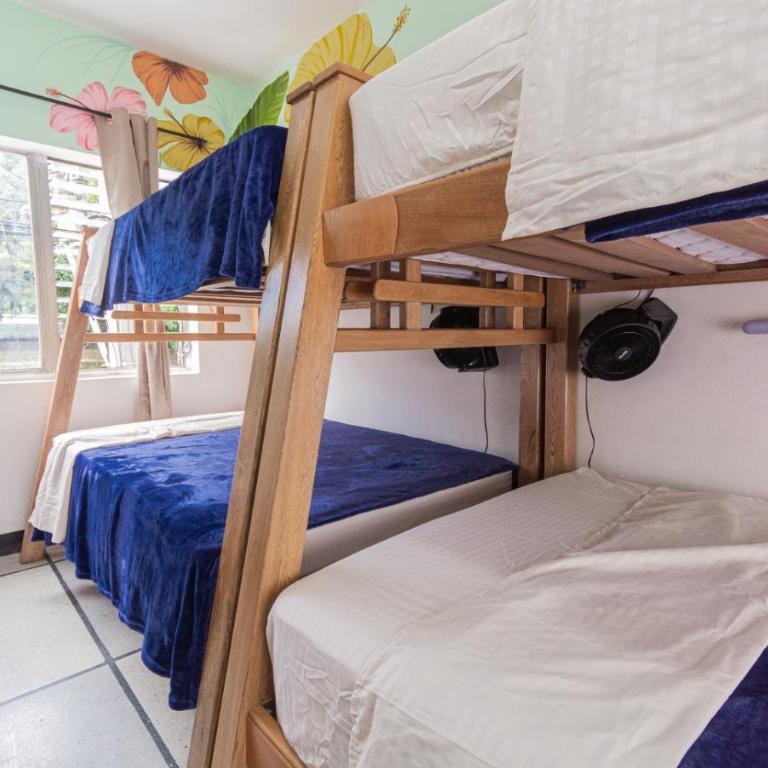 Hostal Bendito, central y cómodo - 8-Bed Mixed Dormitory Room - 4