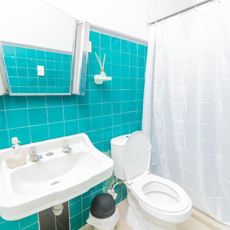 Hostal Bendito, central y cómodo - Double Room with Private Bathroom - 9