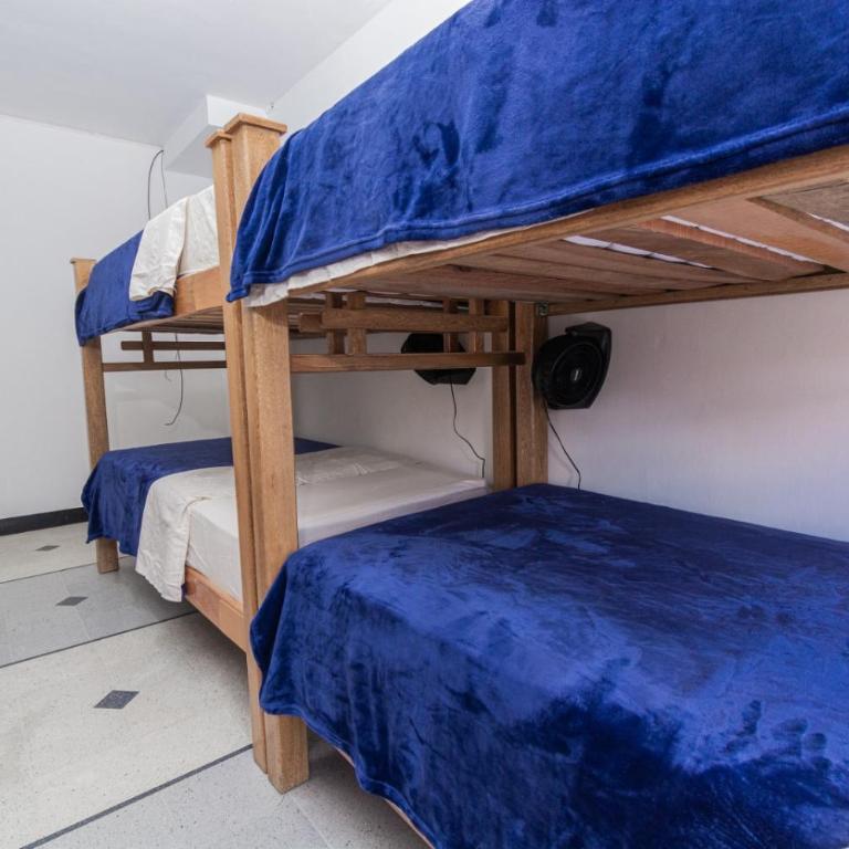 Hostal Bendito, central y cómodo - 8-Bed Mixed Dormitory Room - 1