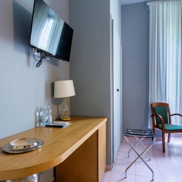 Tarshito Gallery House Roma - Camera Tripla con Bagno Privato - 13