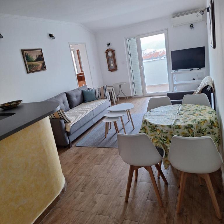 Top Apartments - One-Bedroom Apartment - 7