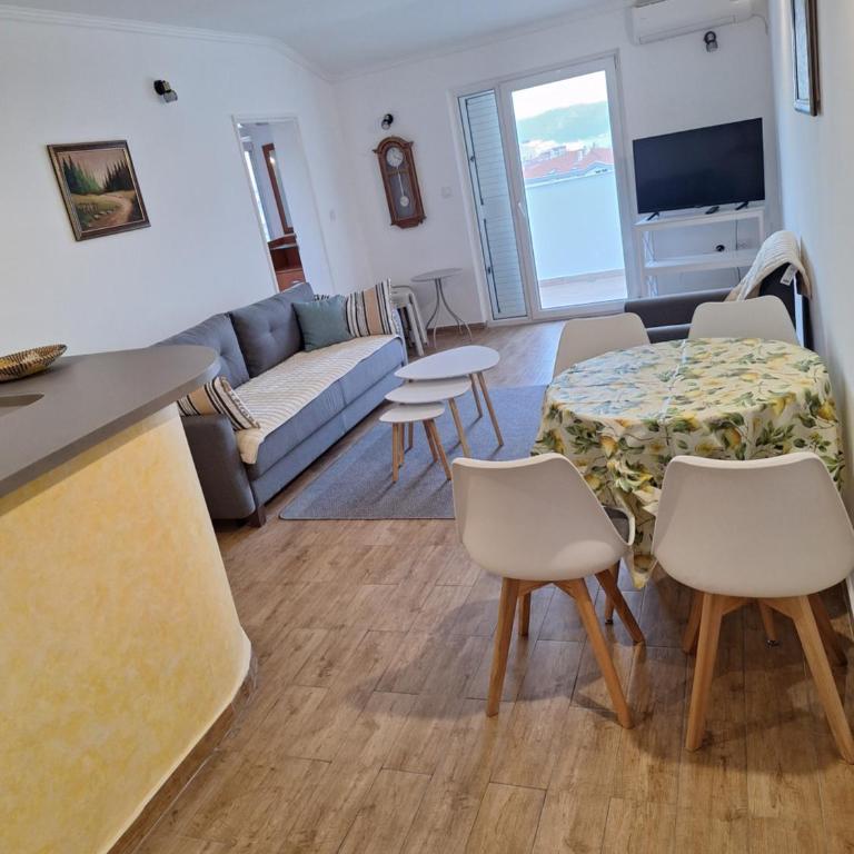 Top Apartments - One-Bedroom Apartment - 10
