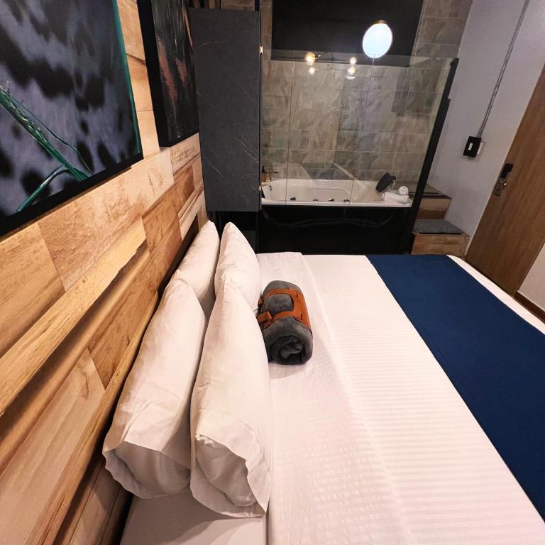 Stylish Stay near Lleras Park - Deluxe Suite with Spa Bath - 8